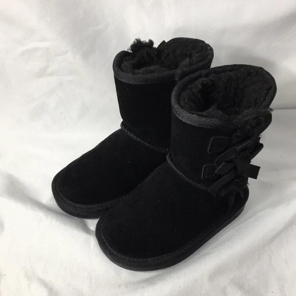 Koolaburra Girl Victoria Short Black Suede Winter Boot Size 6 Like-NEW Condition